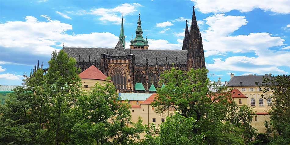 Una vista del lateral de la Catedral de Praga desde lejos
